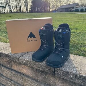 Burton Black Snowboard Boots with Blue Accents. Excellent condition worn only 3x